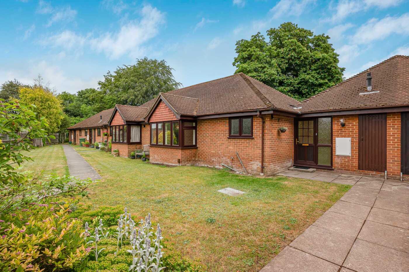 2 bed property in Chalcraft Close, Henley-On-Thames